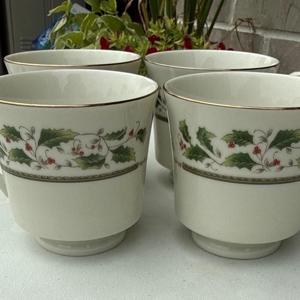 Royal Limited Holly Holiday Coffee Mugs Set of 4 Japan Christmas Tea Cups Gold